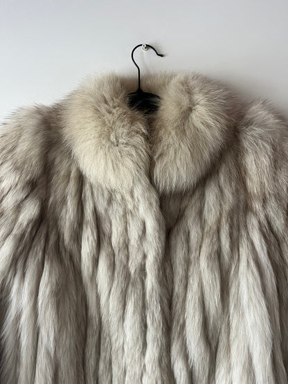Manteau en fourrure galonné blanc