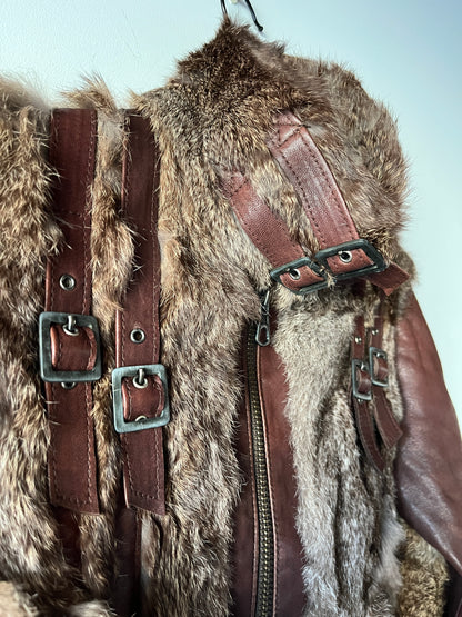 Veste courte en fourrure et cuir à boucles