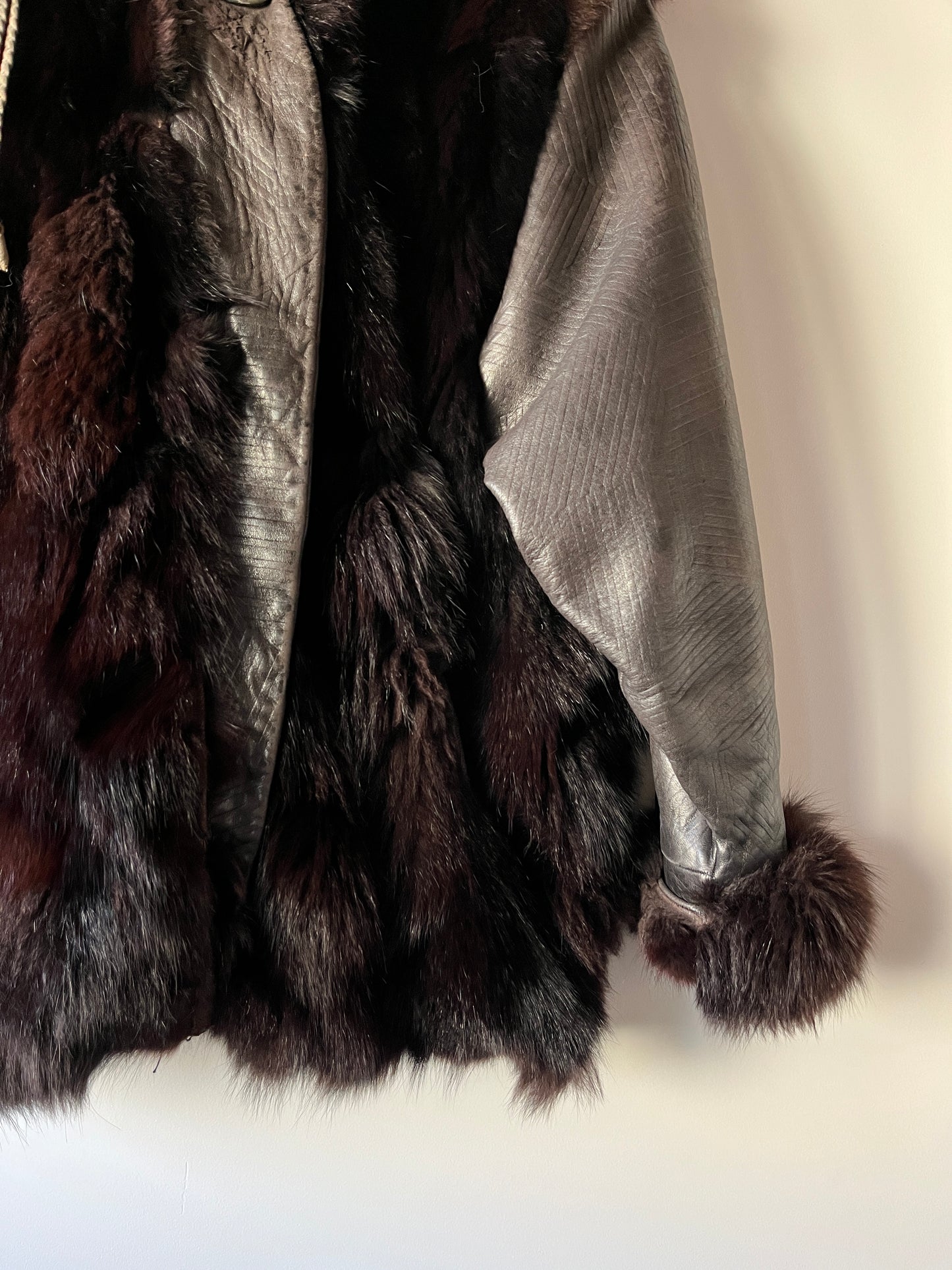 Veste en fourrure et cuir marron à capuche