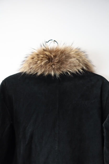 Veste en cuir noir avec bordures en fourrure