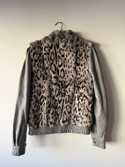 Veste en cuir gris et fourrure imprimée léopard