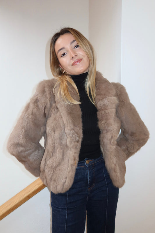 Veste courte en fourrure taupe
