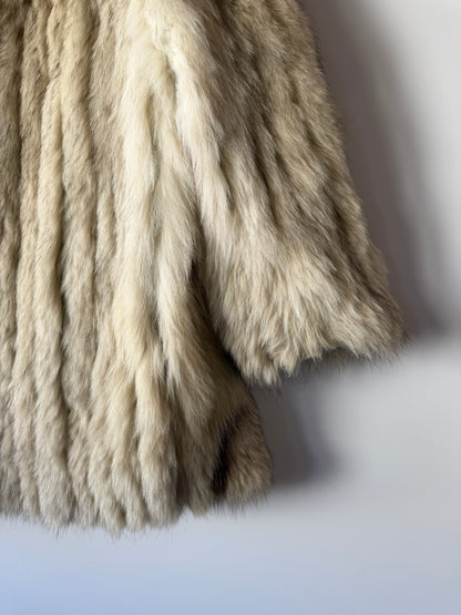 Manteau en fourrure galonné blanc