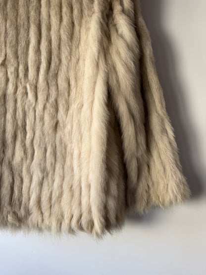Manteau en fourrure galonné blanc