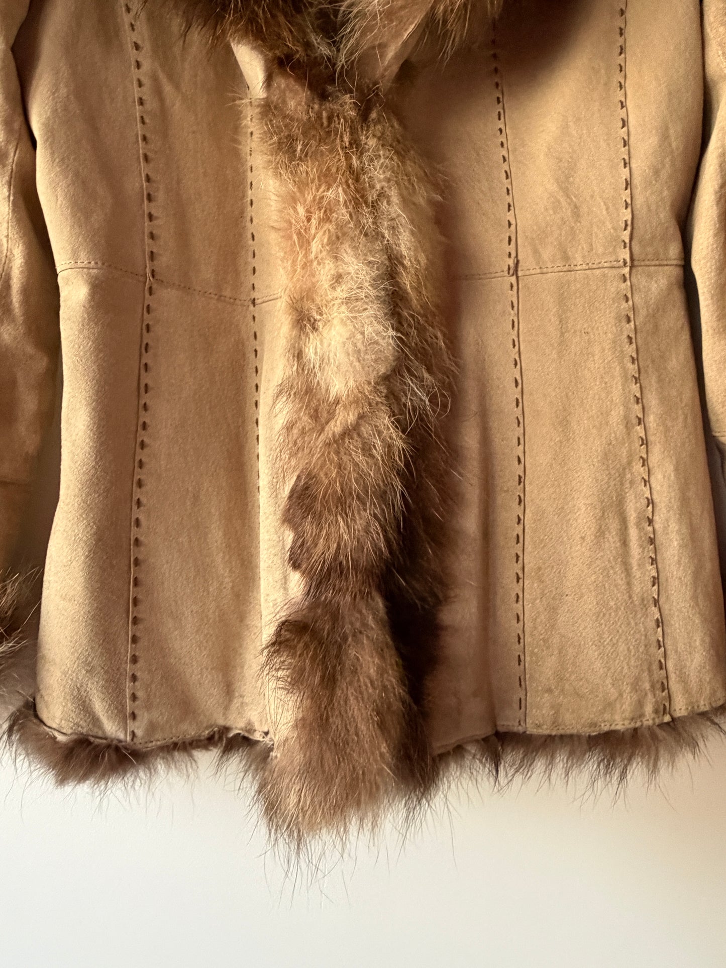 Veste en cuir beige avec bordures en fourrure