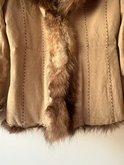 Veste en cuir beige avec bordures en fourrure