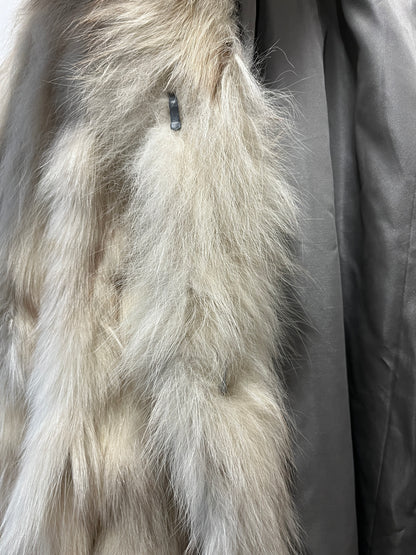 Manteau en fourrure blanc manches chauve-souris