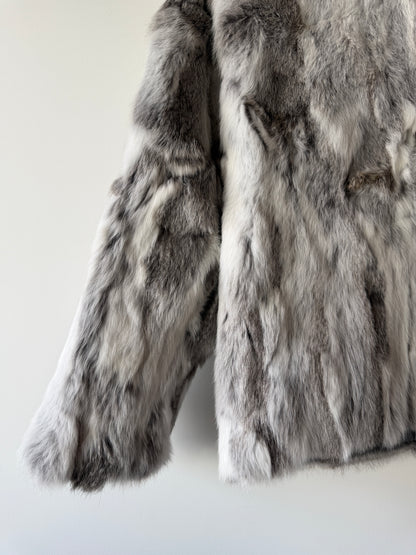 Veste en fourrure grise et blanche