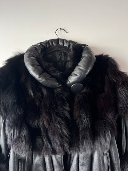 Veste en cuir et fourrure à manches chauve-souris