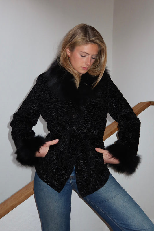 Veste noire avec bordures en fourrure