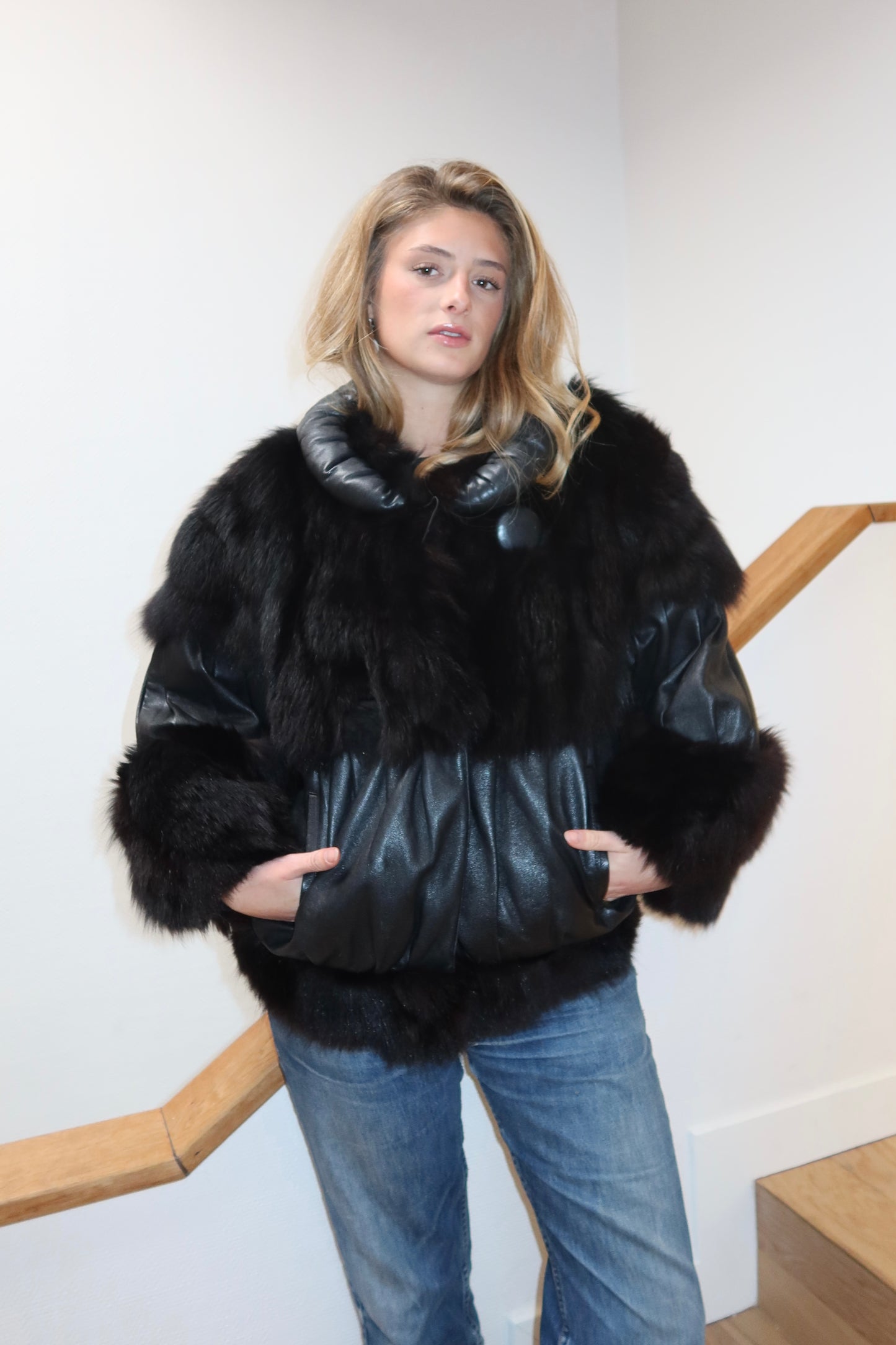 Veste en cuir et fourrure à manches chauve-souris