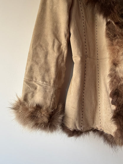 Veste en cuir beige avec bordures en fourrure