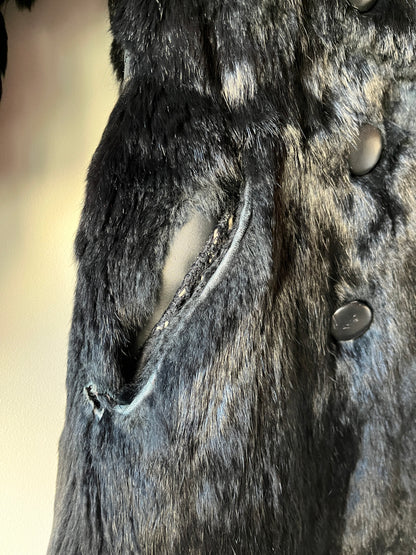 Manteau long noir en fourrure