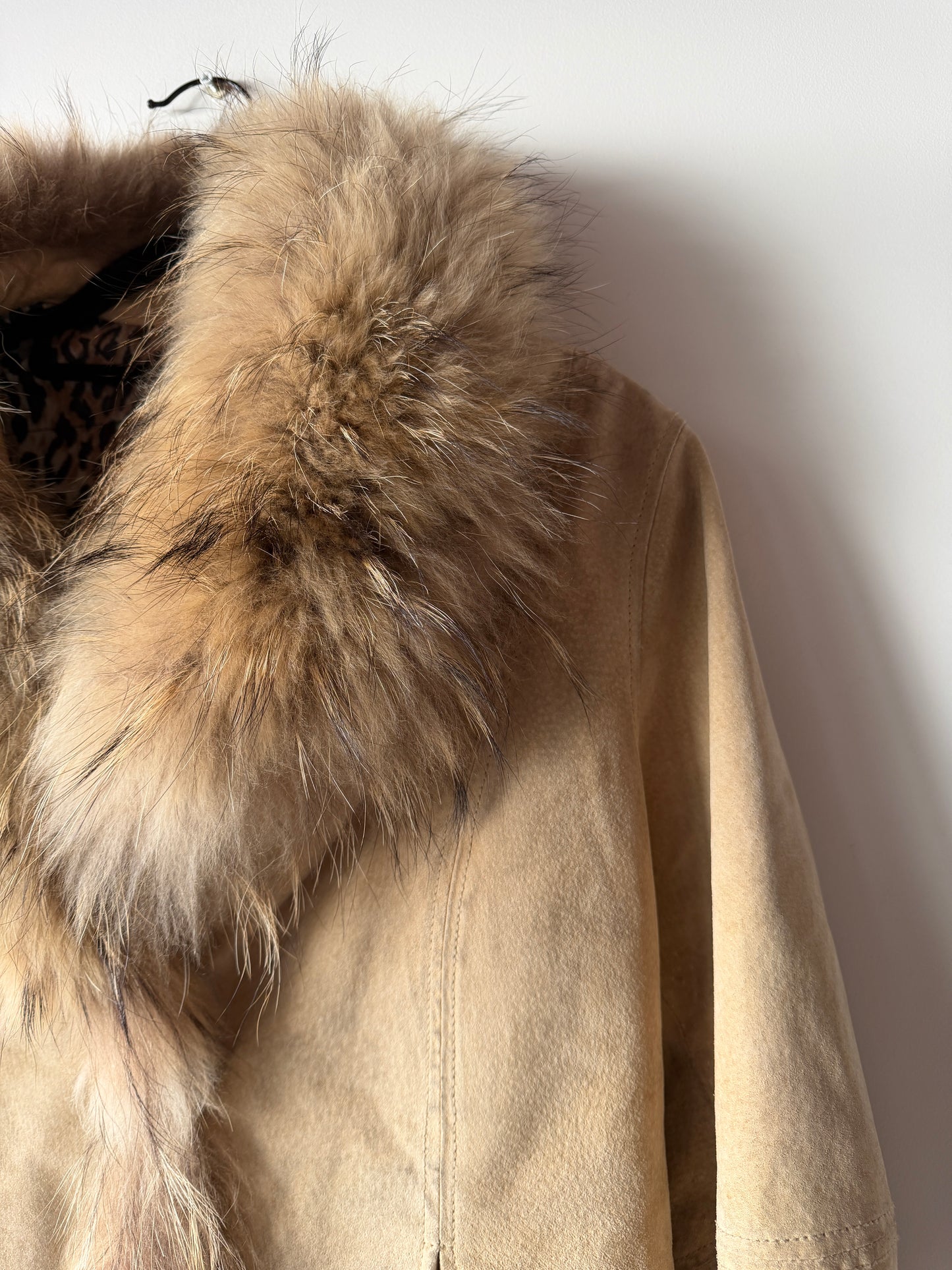 Veste en cuir avec bordures en fourrure beige