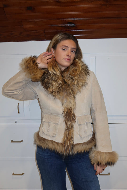 Veste en cuir beige avec bordures en fourrure