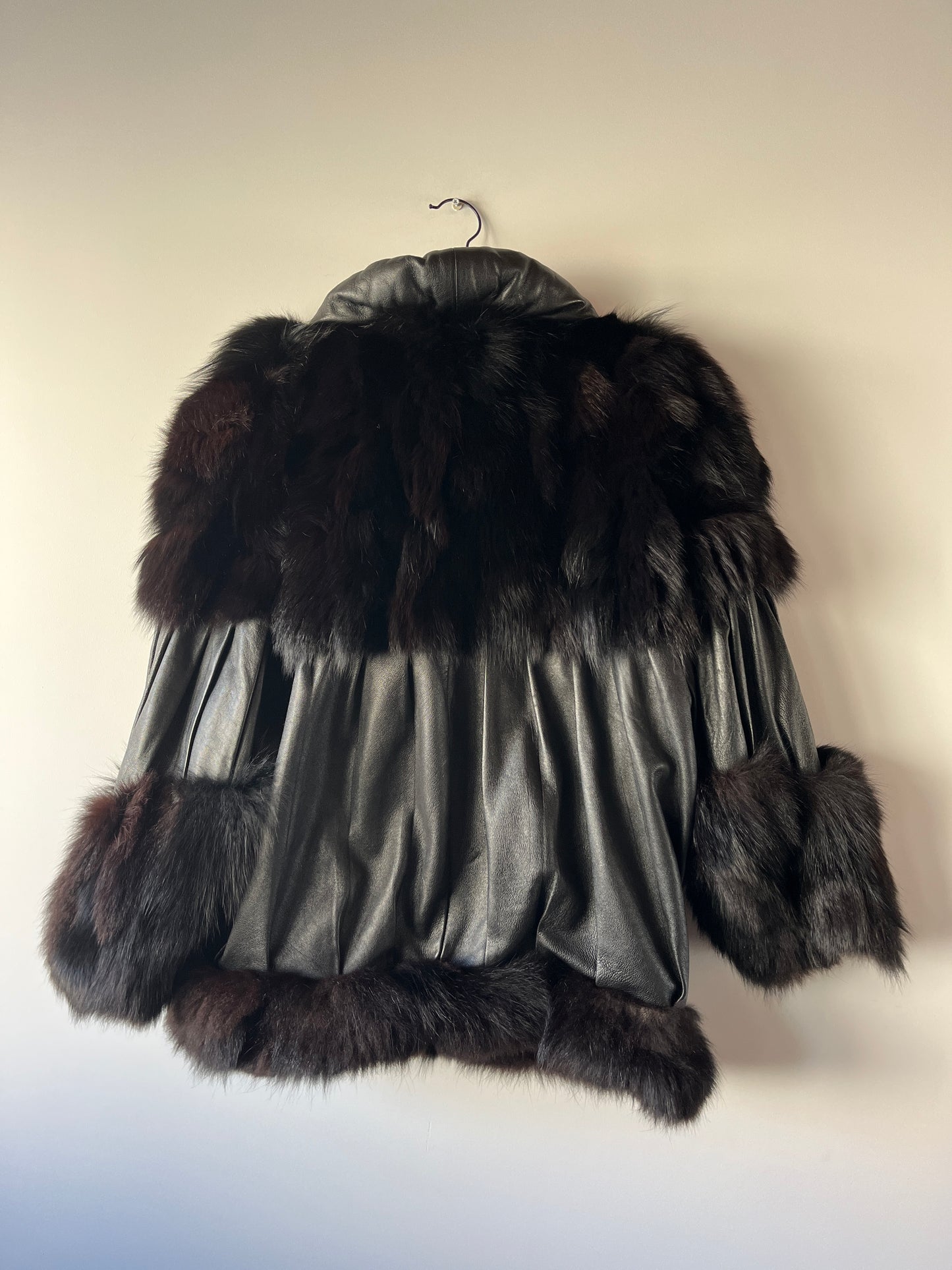 Veste en cuir et fourrure à manches chauve-souris