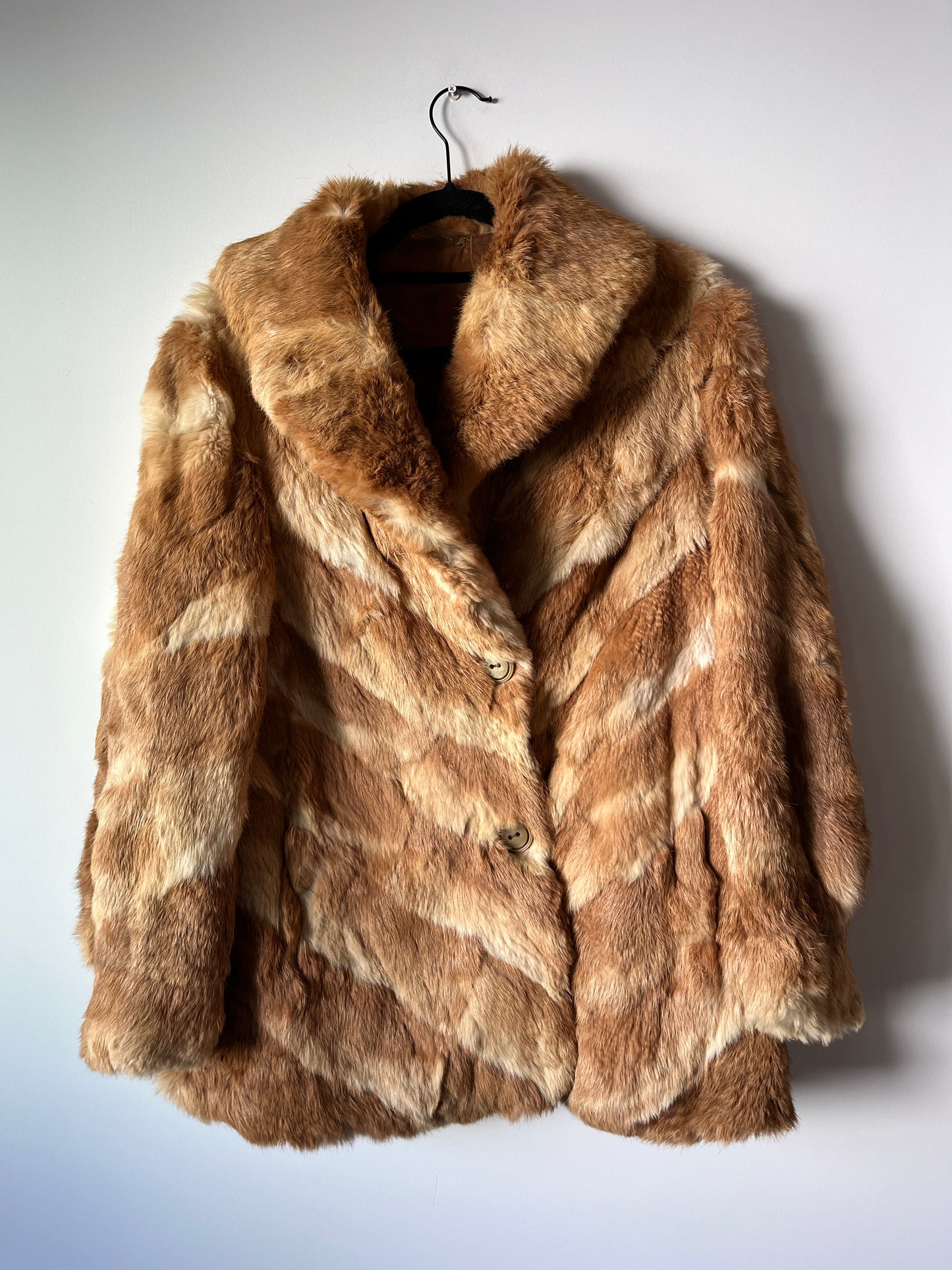 Manteau en fourrure rayé beige et blanc