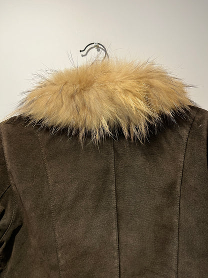 Veste en cuir marron avec bordures en fourrure beige