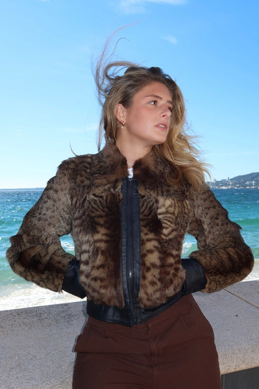 Veste courte en fourrure imprimée animal et cuir