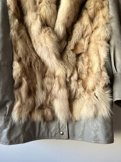 Veste en fourrure blanche et manches en cuir
