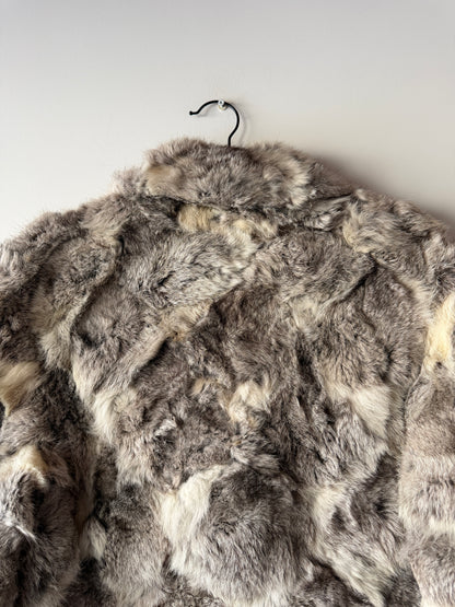 Manteau en fourrure gris et blanc