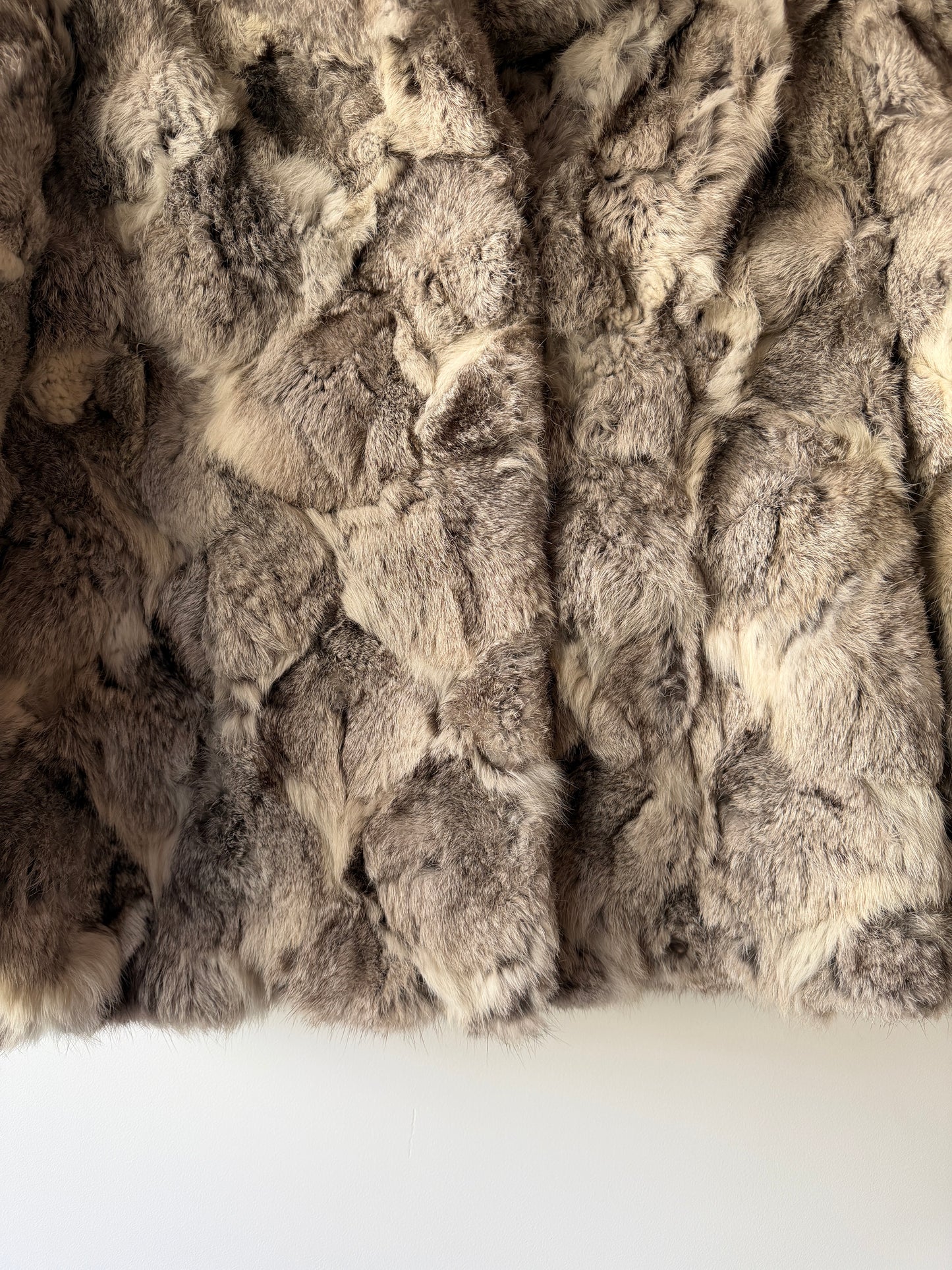 Manteau en fourrure gris et blanc