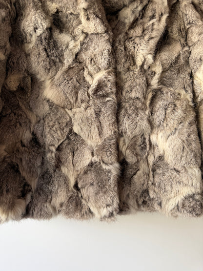 Manteau en fourrure gris et blanc