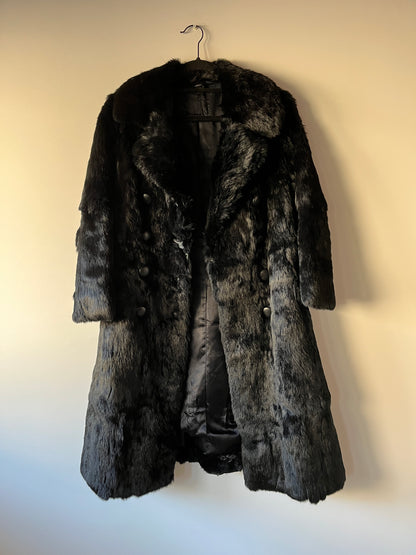 Manteau long noir en fourrure
