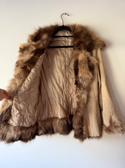 Veste en cuir beige avec bordures en fourrure