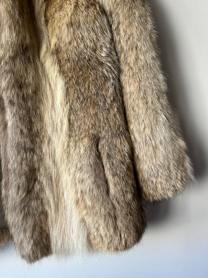 Manteau en fourrure beige et grise