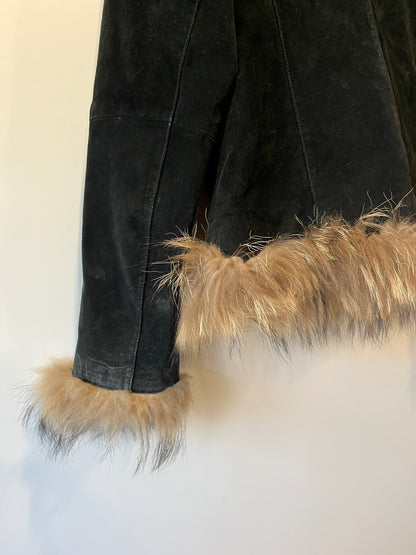 Veste en cuir noir avec bordures en fourrure