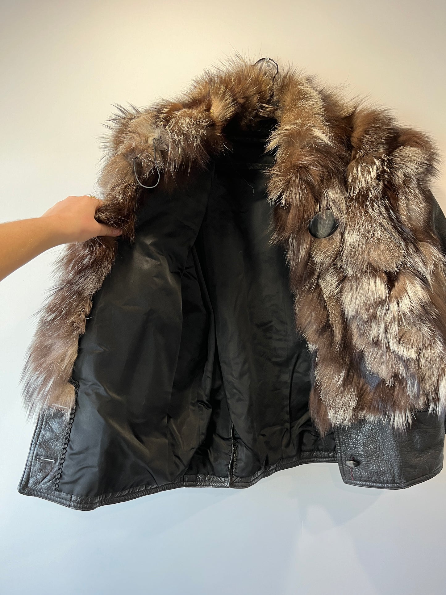 Veste en fourrure et cuir noir