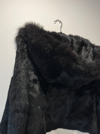 Veste à capuche courte en fourrure noire