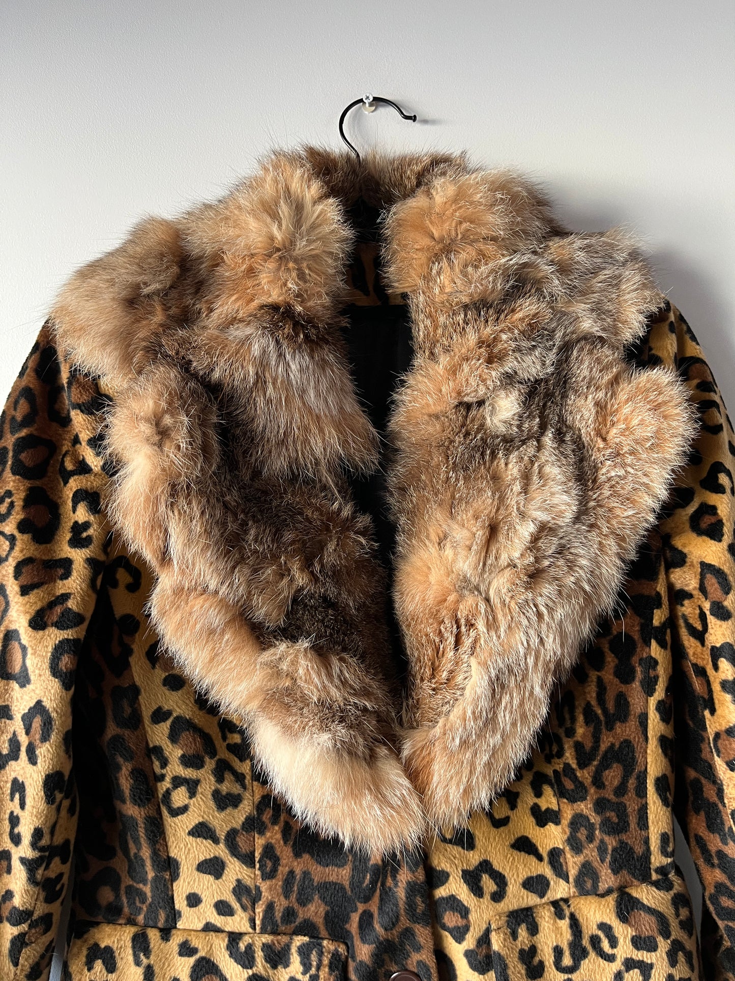 Veste imprimée léopard avec col en fourrure