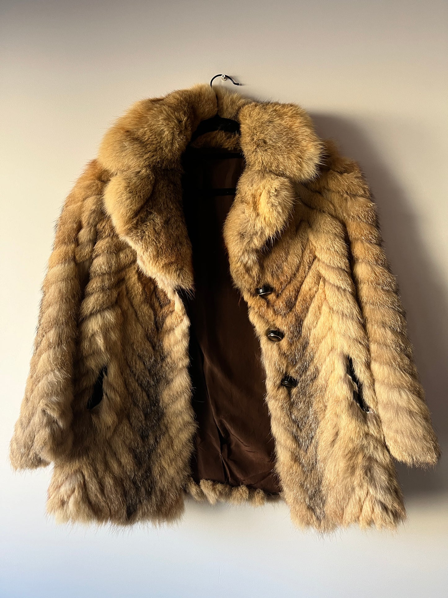 Manteau en fourrure galonnée fauve