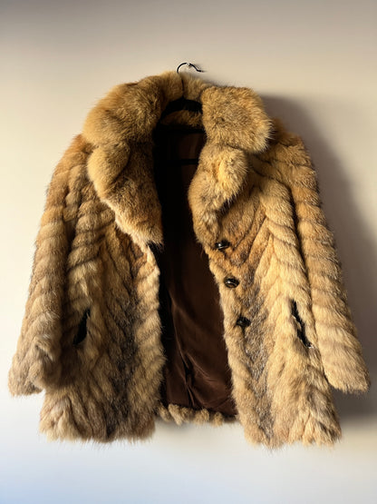 Manteau en fourrure galonnée fauve