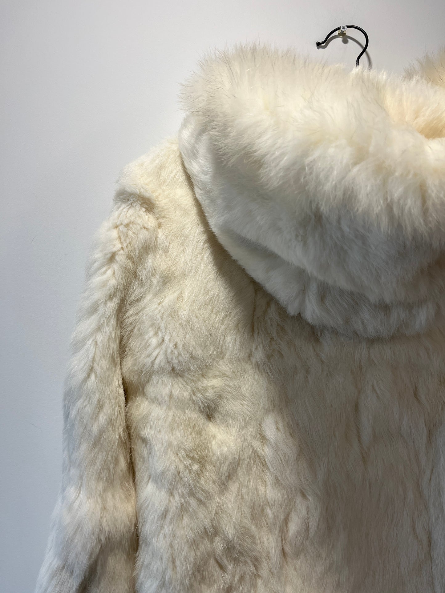Veste à capuche courte en fourrure blanche