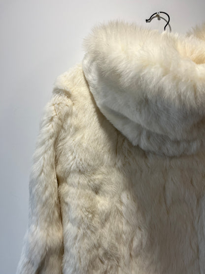 Veste à capuche courte en fourrure blanche