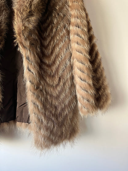 Manteau en fourrure galonné marron