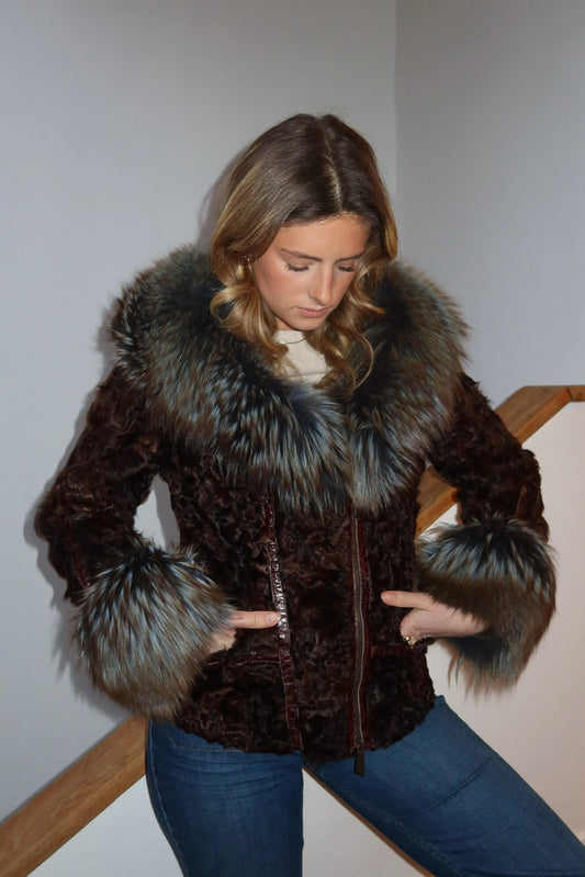 Veste en fourrure marron et col à reflets bleus