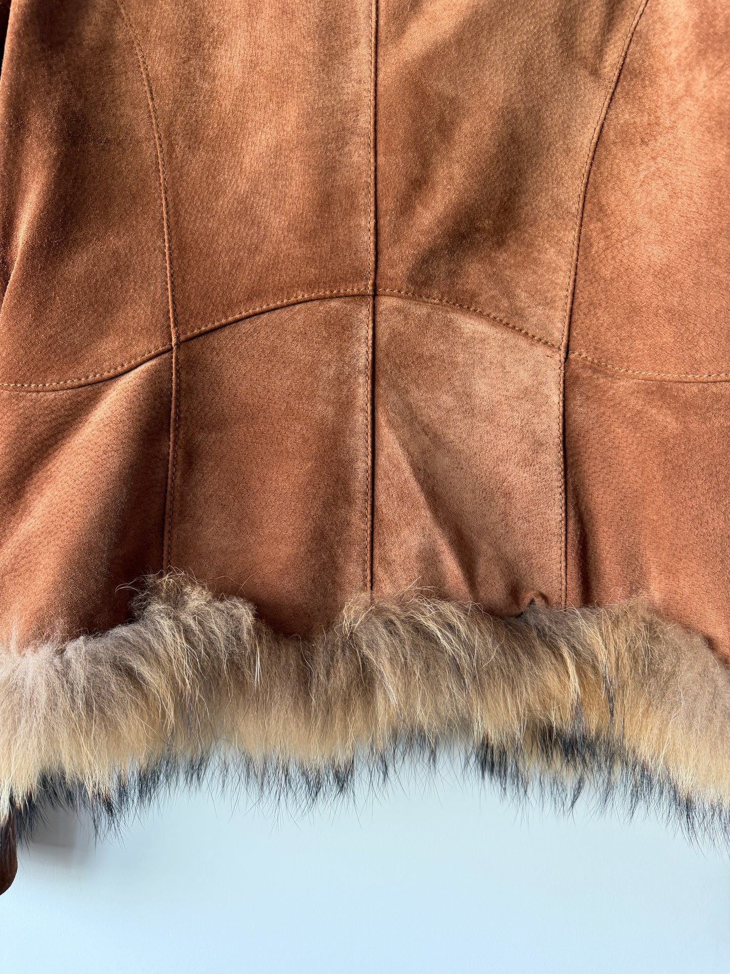 Veste en cuir marron avec bordures en fourrure beige