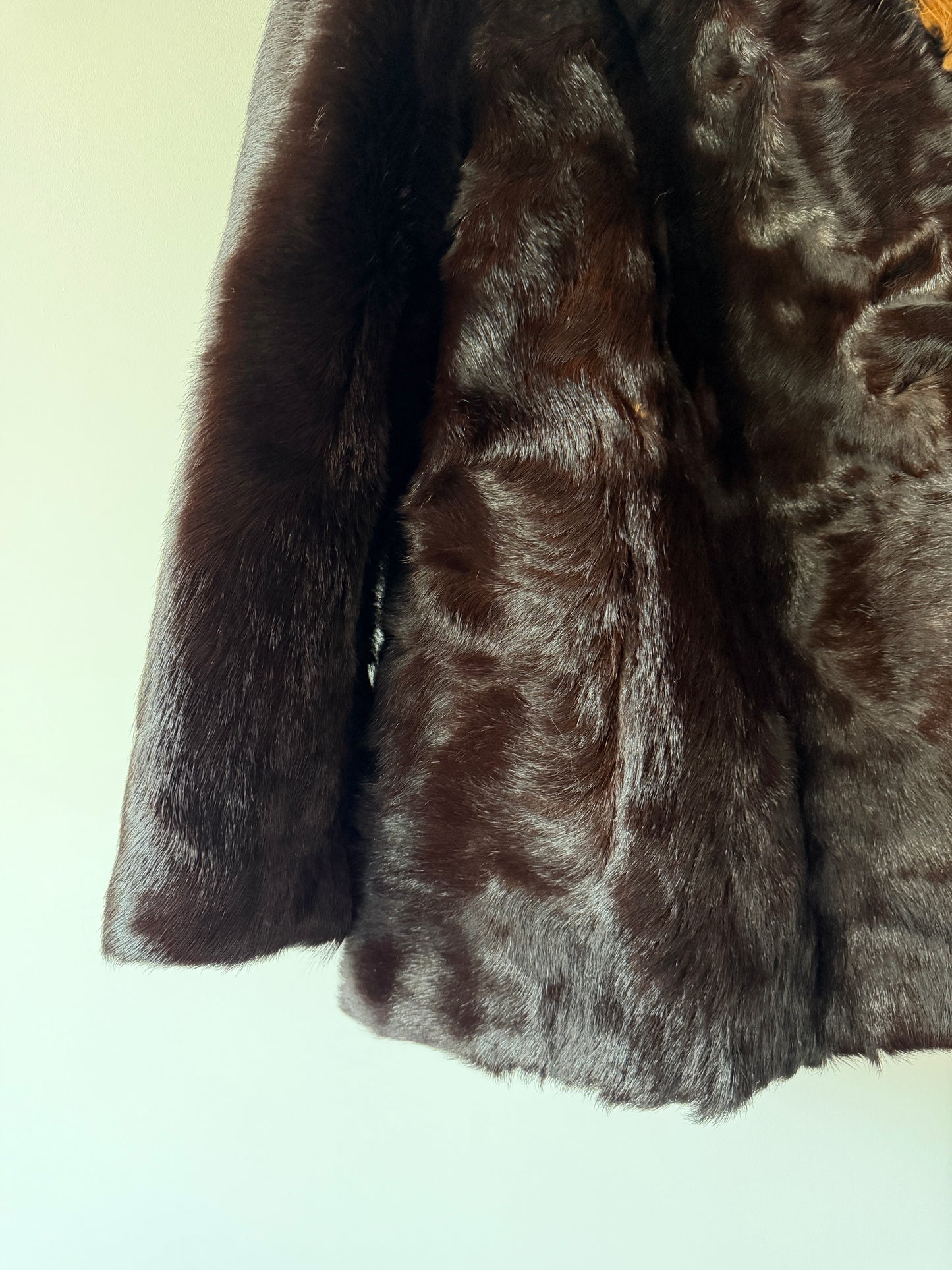 Manteau en fourrure marron et col roux
