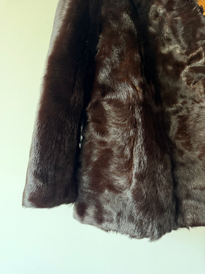 Manteau en fourrure marron et col roux
