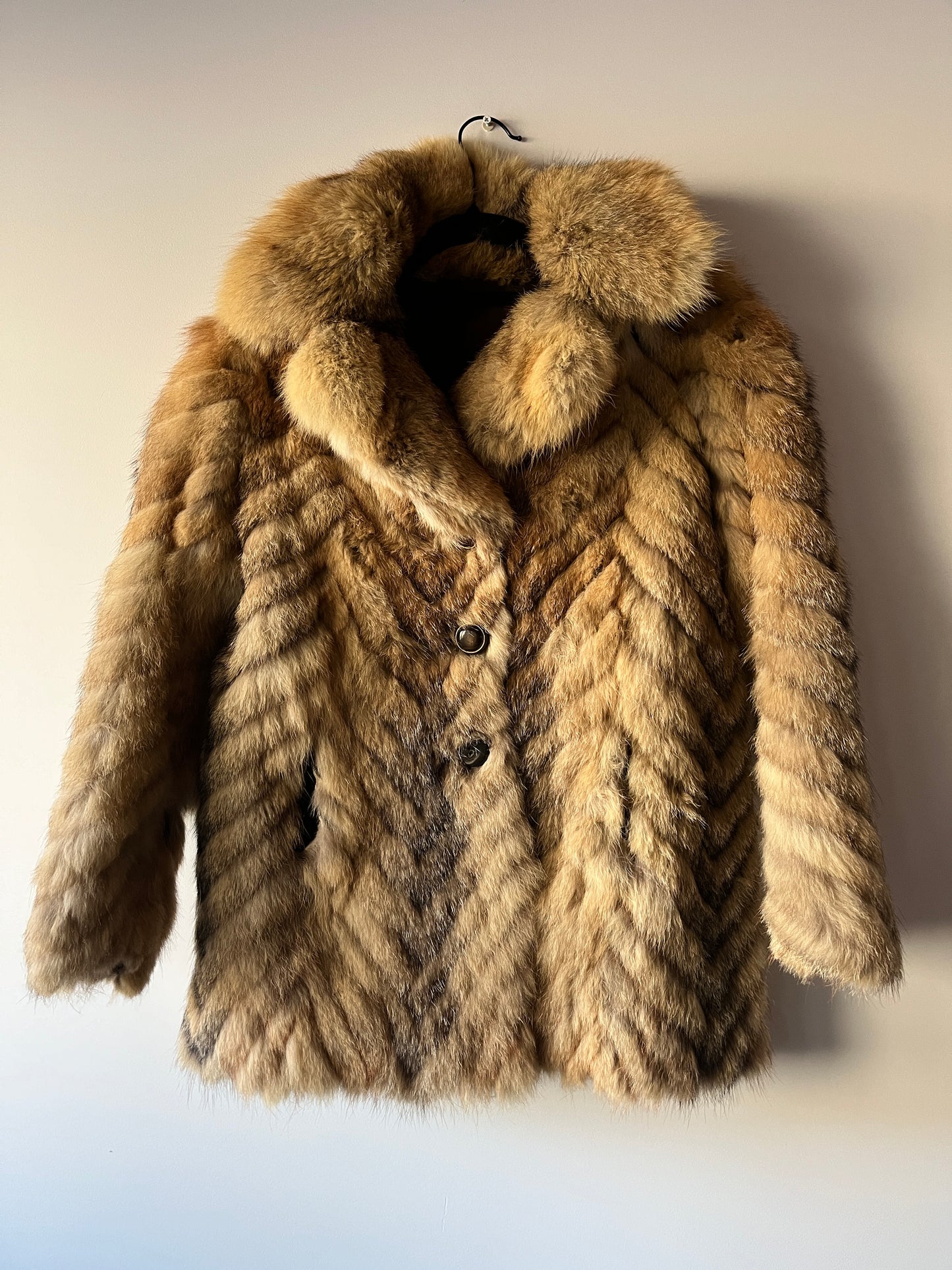 Manteau en fourrure galonnée fauve