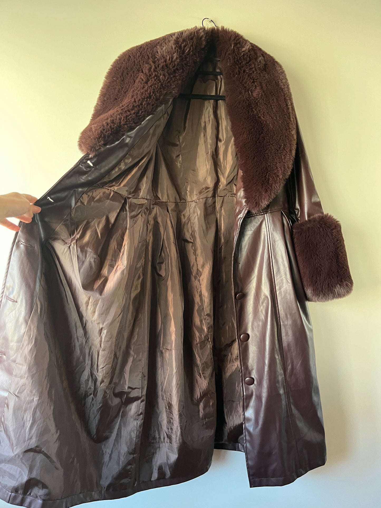 Manteau en simili cuir bordeaux et bordures en fausse fourrure