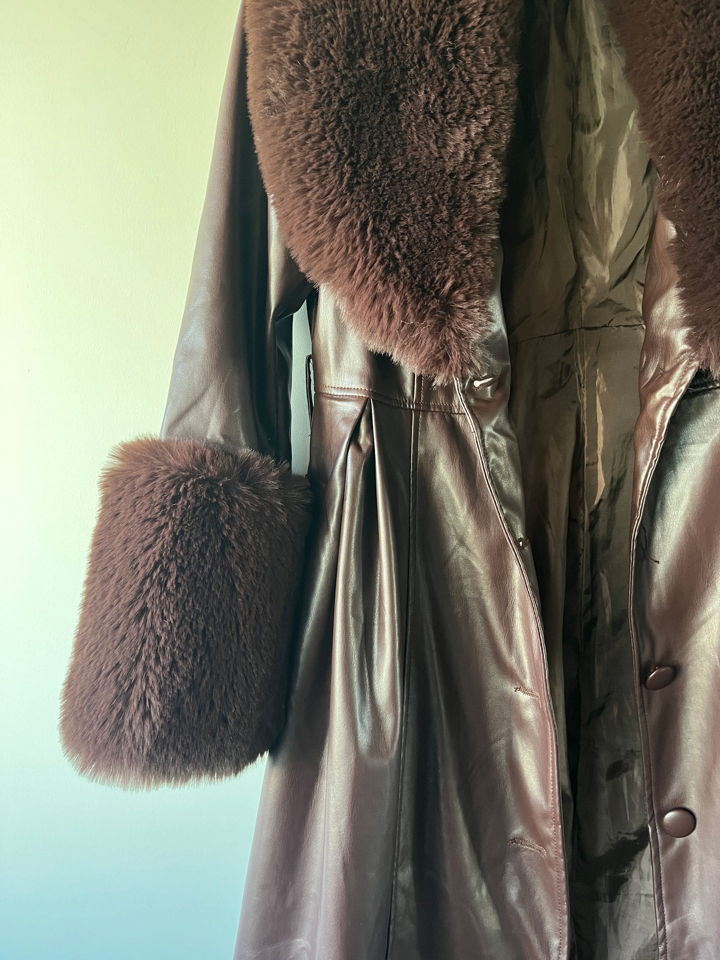 Manteau en simili cuir bordeaux et bordures en fausse fourrure