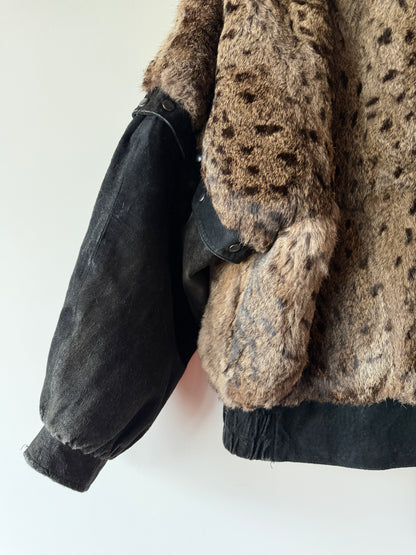 Veste en fourrure imprimée et cuir noir