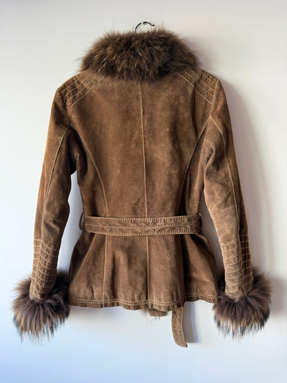 Veste en cuir marron avec bordures en fourrure