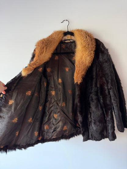 Manteau en fourrure marron et col roux