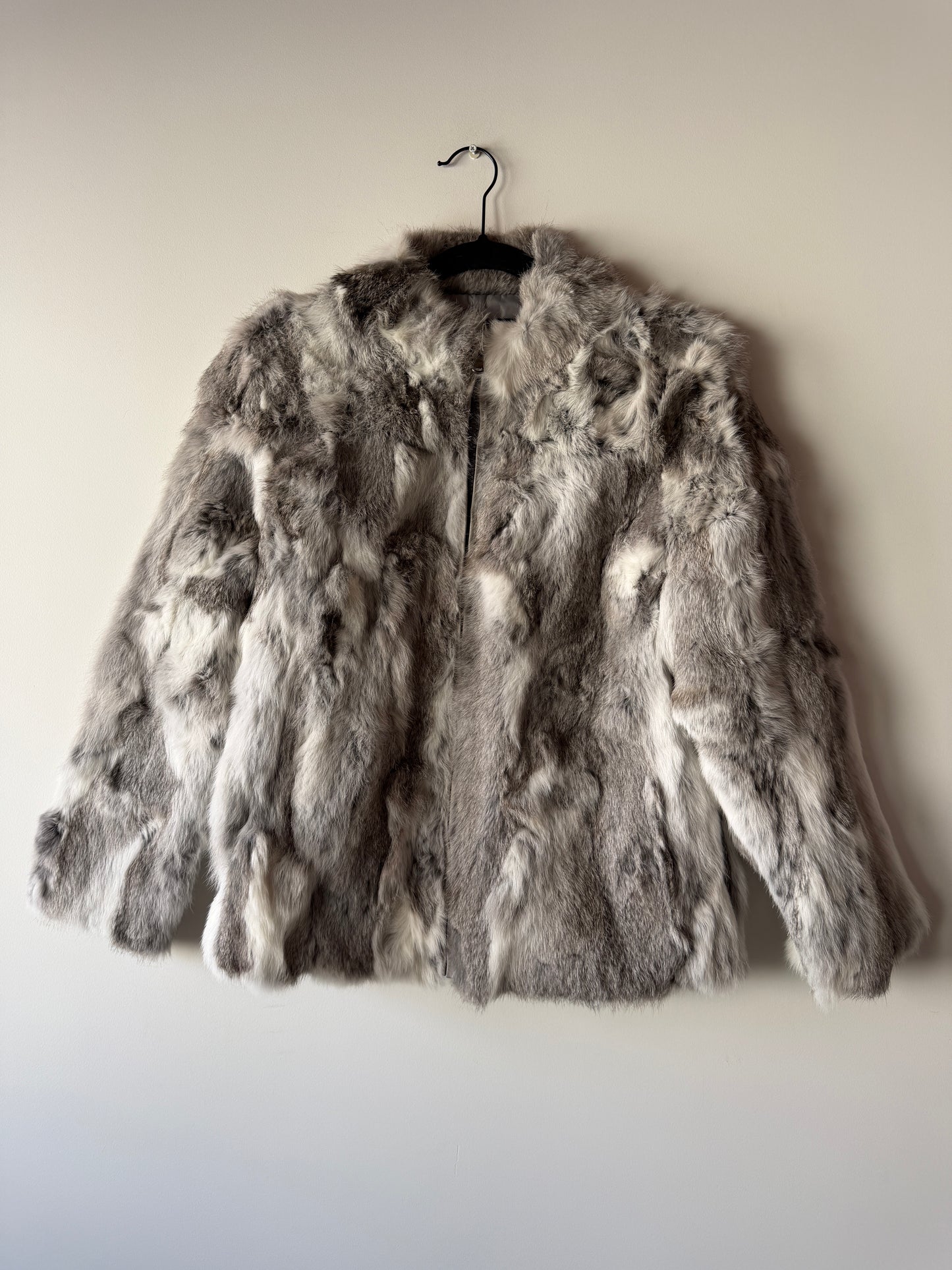 Veste en fourrure grise et blanche